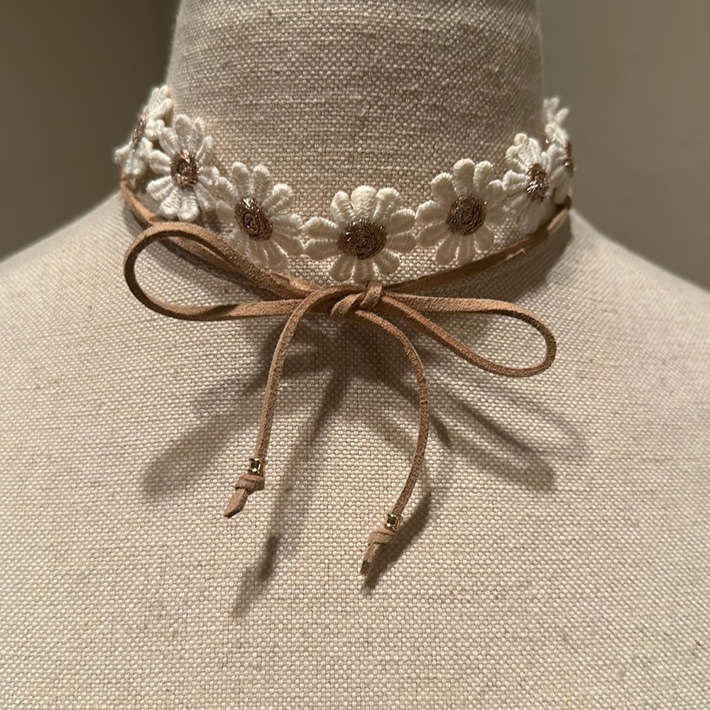 Ettika Daisy Flower Chocker white and gold